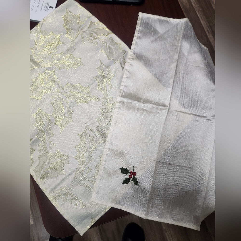 EUC, Like New Condition; bundle of 12 holiday cloth napkins